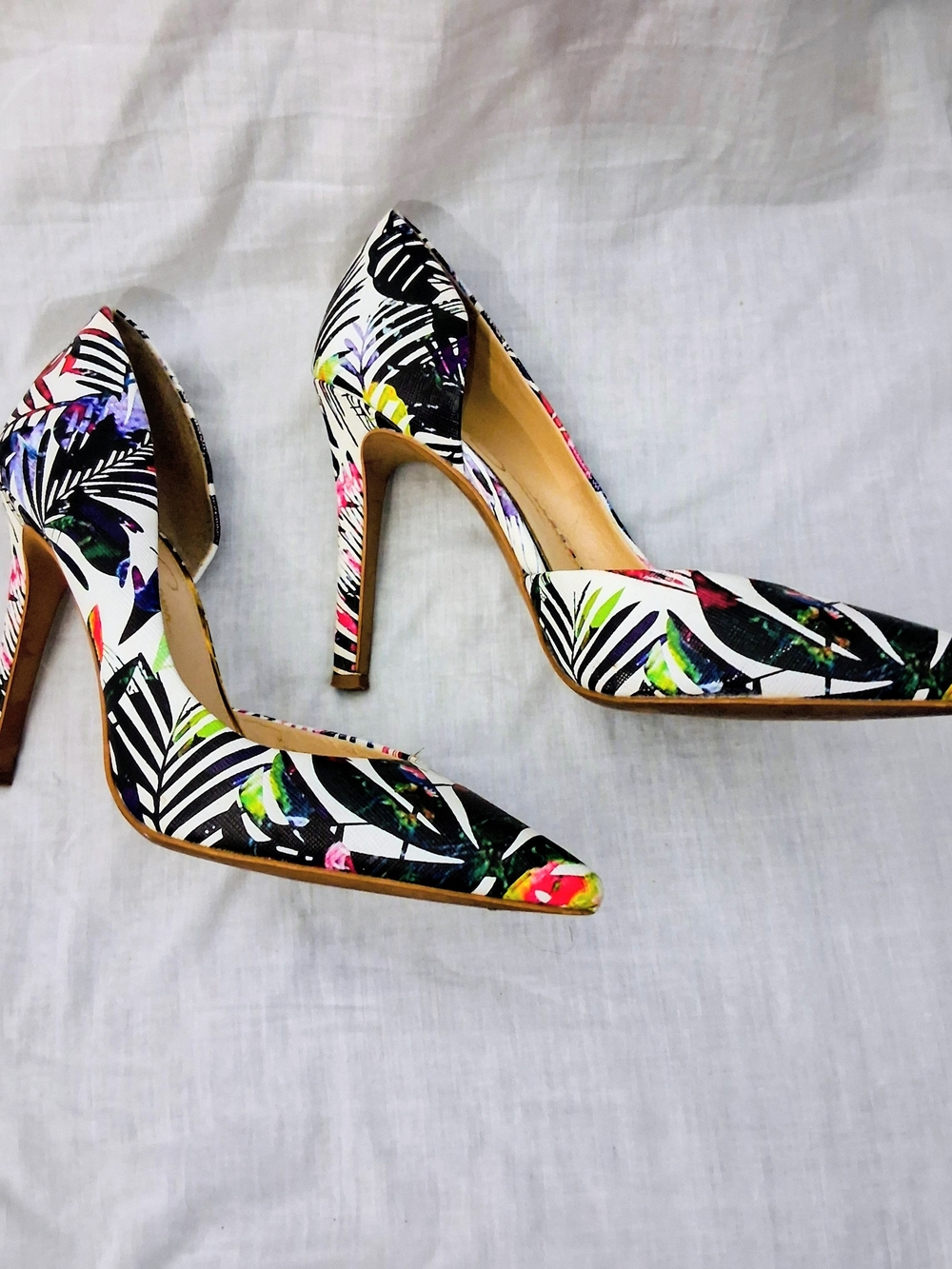 Jessica Simpson Tropical Print Pointed Toe Pumps - White Multicolor - Picture 3 of 7